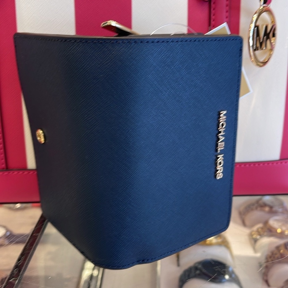 MICHAEL KORS
Medium Jet Set Travel Crossgrain Leather Bifold Zip Wallet
Navy
NWT - Picture 8 of 16